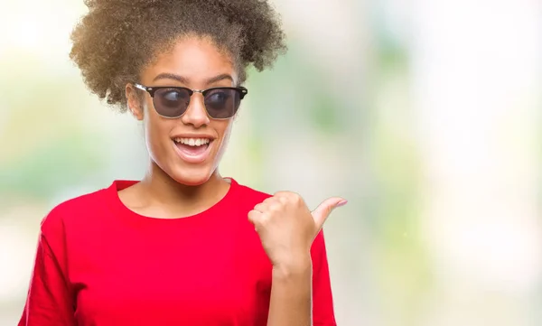 Junge Afroamerikanerin Trägt Sonnenbrille Über Isoliertem Hintergrund Lächelt Mit Glücklichem — Stockfoto