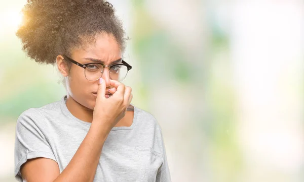 Mujer Afroamericana Joven Con Gafas Sobre Fondo Aislado Oliendo Algo — Foto de Stock