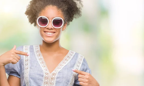 Joven Mujer Afroamericana Con Gafas Sobre Fondo Aislado Mirando Confiado — Foto de Stock