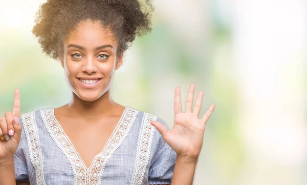 年轻的美国黑人妇女在孤立的背景显示和指向手指数六 而微笑着自信和快乐 — 图库照片
