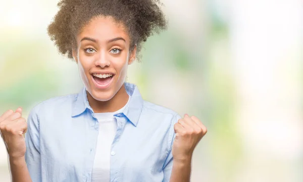 Zole Arka Plan Kutlama Üzerinde Genç Afro Amerikalı Kadın Şaşırttı — Stok fotoğraf