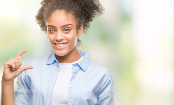 Jonge Afro Amerikaanse Vrouw Geïsoleerde Achtergrond Glimlachend Vertrouwen Gebaren Met — Stockfoto