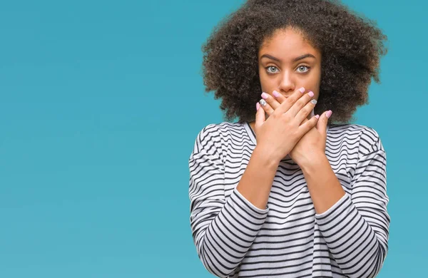 Junge Afroamerikanerin Über Isolierten Hintergrund Schockiert Mund Mit Den Händen — Stockfoto