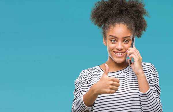 Joven Mujer Afroamericana Hablando Por Teléfono Sobre Fondo Aislado Feliz — Foto de Stock