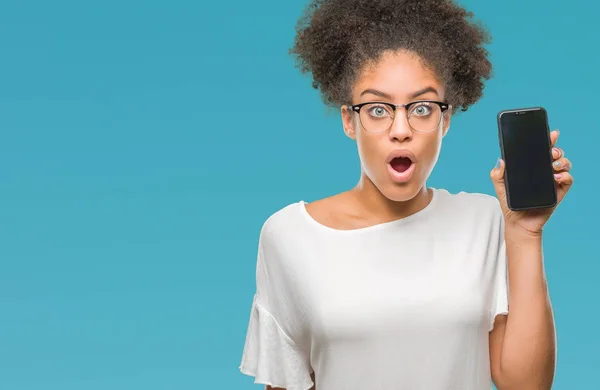 Young Beautiful Afro American Showing Smartphone Screen Isolated Background Scared — Stock Photo, Image