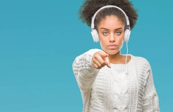 Jonge Afro Amerikaanse Vrouw Hoofdtelefoon Dragen Geïsoleerd Achtergrond Met Vinger — Stockfoto