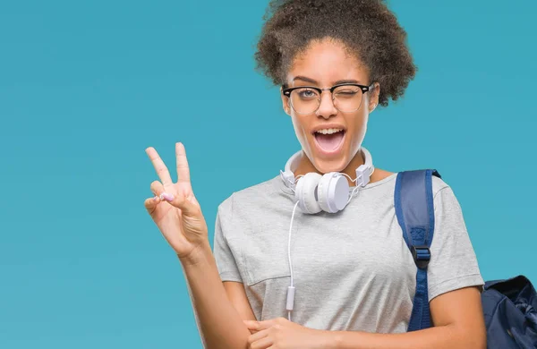 Молодих Афро Американський Студент Жінки Носять Навушники Рюкзак Над Ізольованих — стокове фото