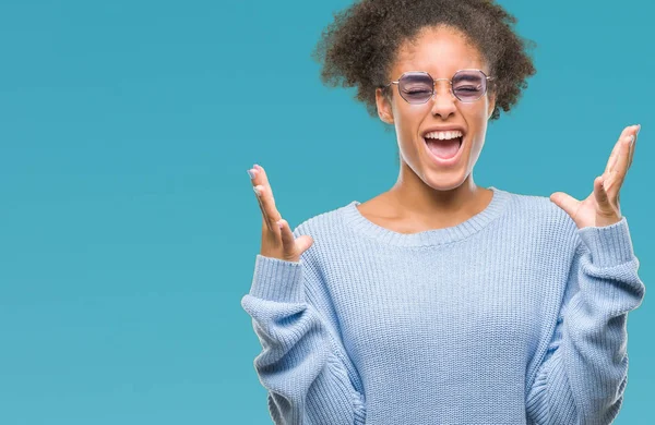 Mujer Afroamericana Joven Con Gafas Sobre Fondo Aislado Celebrando Loco — Foto de Stock