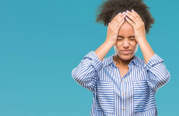 Unga Afro Amerikansk Kvinna Över Isolerade Bakgrund Lider Huvudvärk Desperat — Stockfoto