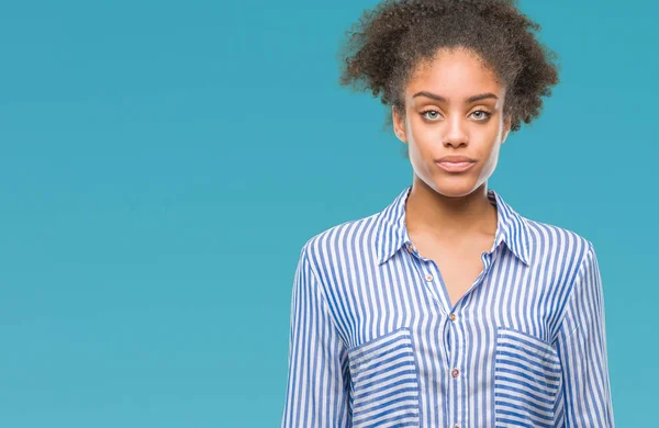 Mujer Afroamericana Joven Sobre Fondo Aislado Con Expresión Seria Cara — Foto de Stock