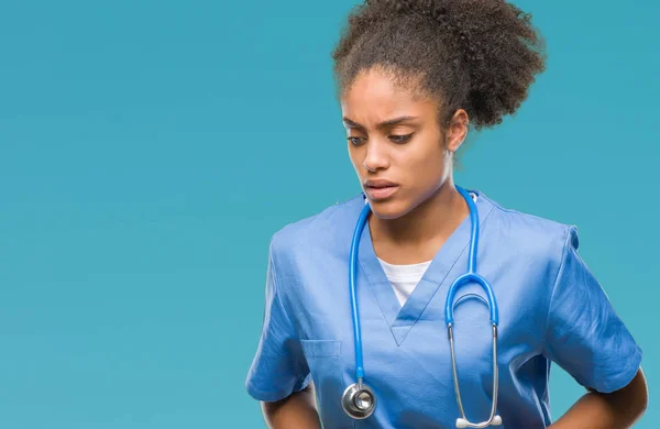 Junge Afroamerikanische Ärztin Über Isolierten Hintergrund Mit Der Hand Auf — Stockfoto