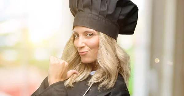 Bella Cuoca Chef Donna Orgoglioso Eccitato Arrogante Che Punta Con — Foto Stock