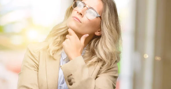 Jonge Mooie Vrouw Denken Omhoog Kijken Uiten Twijfel Verwondering — Stockfoto