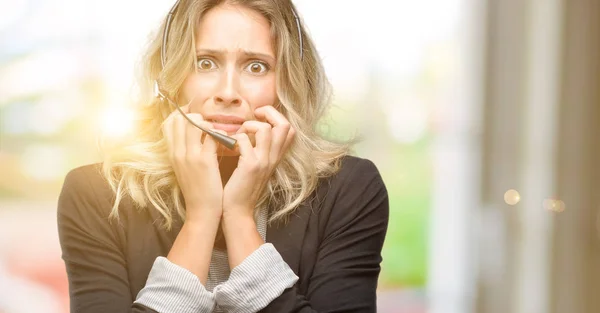 Young Woman Operator Call Center Terrified Nervous Expressing Anxiety Panic — Stock Photo, Image