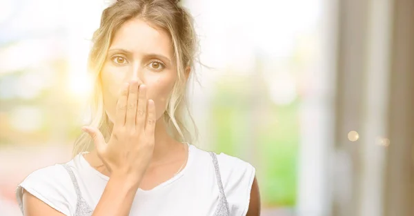 Joven Hermosa Mujer Cubre Boca Shock Tímido Expresando Conceptos Silencio — Foto de Stock