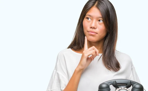 Jovem Asiático Mulher Segurando Vintagera Telefone Sobre Isolado Fundo Sério — Fotografia de Stock