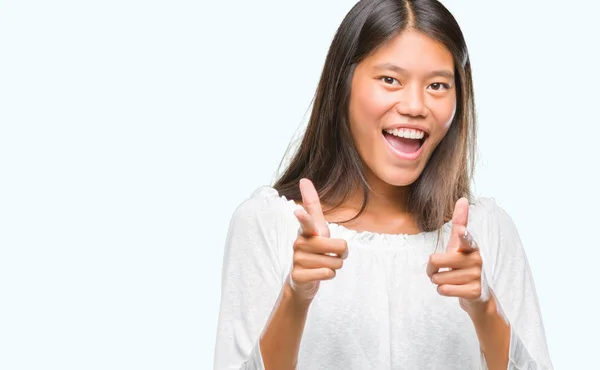 Молода Азіатка Над Ізольованим Тлом Вказує Пальці Камеру Щасливим Смішним — стокове фото