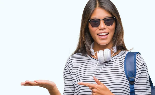 Junge Asiatische Studentin Mit Kopfhörer Und Rucksack Über Isoliertem Hintergrund — Stockfoto