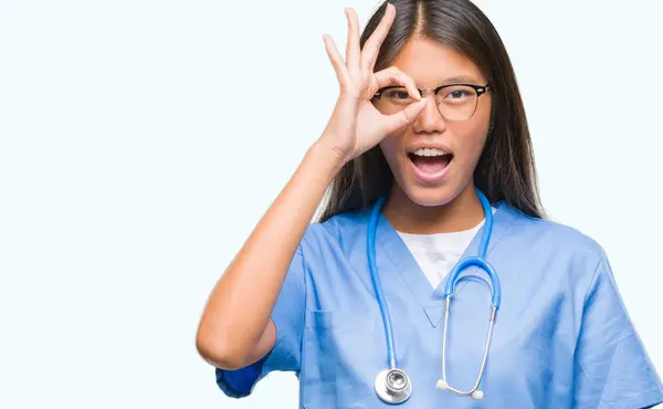 幸せそうな顔で指を通して見る目の手で のジェスチャーを行う分離の背景の上の若いアジア医師女性 — ストック写真