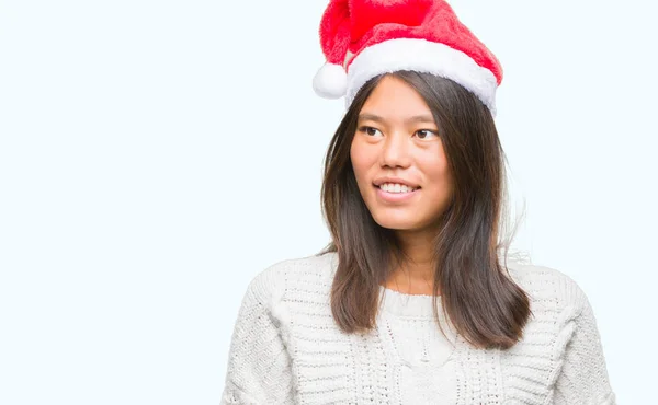 Jovem Mulher Asiática Vestindo Chapéu Natal Sobre Fundo Isolado Olhando — Fotografia de Stock