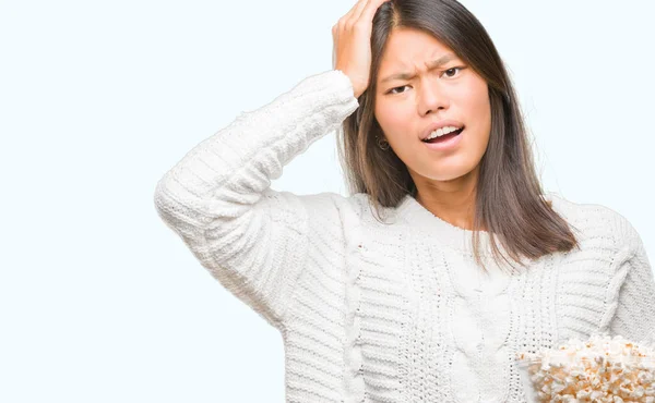 Jeune Femme Asiatique Mangeant Pop Corn Sur Fond Isolé Stressé — Photo