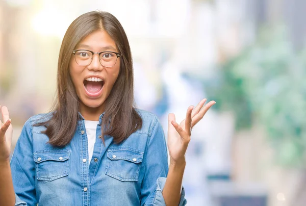 Mujer Asiática Joven Con Gafas Sobre Fondo Aislado Celebrando Loco — Foto de Stock