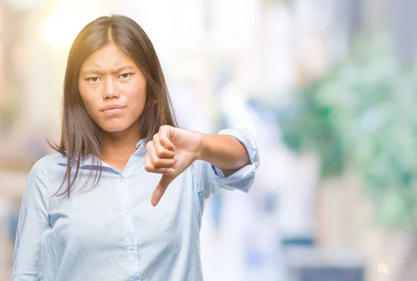 Jovem Mulher Negócios Asiática Sobre Fundo Isolado Olhando Infeliz Irritado — Fotografia de Stock