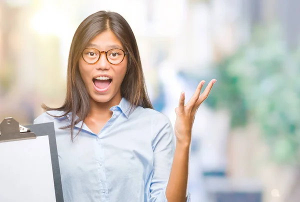 Junge Asiatische Geschäftsfrau Über Isoliertem Hintergrund Mit Klemmbrett Sehr Glücklich — Stockfoto
