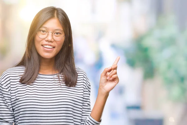 Joven Mujer Asiática Con Gafas Sobre Fondo Aislado Con Una —  Fotos de Stock