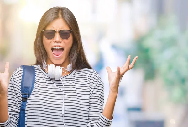 Jonge Aziatische Student Vrouw Hoofdtelefoons Rugzak Dragen Geïsoleerd Achtergrond Gek — Stockfoto