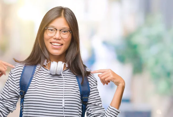 Jonge Aziatische Student Vrouw Hoofdtelefoons Rugzak Dragen Geïsoleerd Achtergrond Zoek — Stockfoto