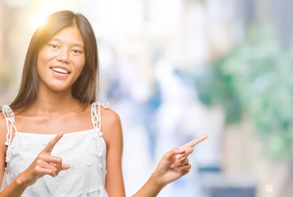 Jovem Mulher Asiática Sobre Fundo Isolado Sorrindo Olhando Para Câmera — Fotografia de Stock