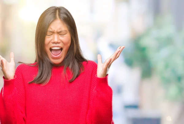 Jonge Aziatische Vrouw Winter Trui Dragen Geïsoleerd Achtergrond Vieren Gekke — Stockfoto