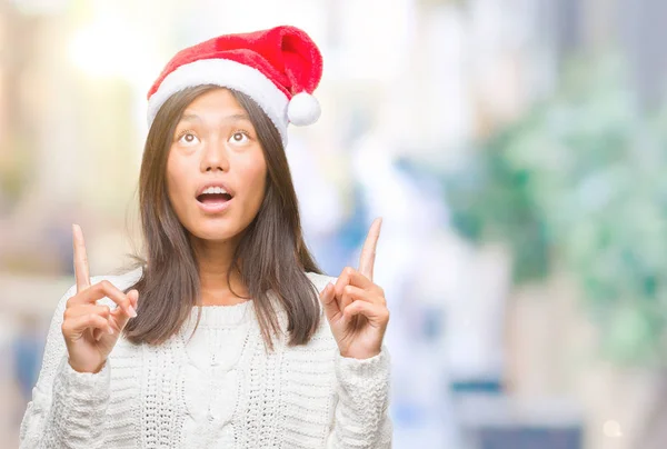 Mladá Asijská Žena Nosí Vánoční Čepice Izolované Pozadí Ohromen Překvapen — Stock fotografie