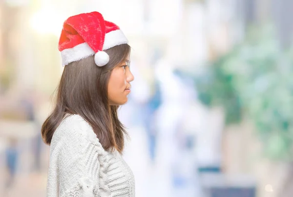 Jeune Femme Asiatique Portant Chapeau Noël Sur Fond Isolé Regardant — Photo