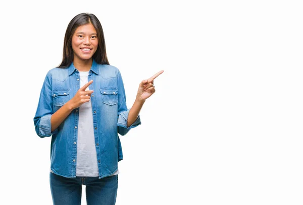 Jonge Aziatische Vrouw Geïsoleerde Achtergrond Glimlachen Kijken Naar Camera Wijzen — Stockfoto