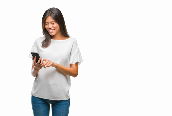 Giovane Donna Asiatica Sms Utilizzando Smartphone Sfondo Isolato Con Volto — Foto Stock