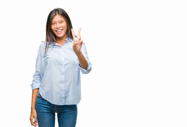 Joven Mujer Negocios Asiática Sobre Fondo Aislado Sonriendo Mirando Cámara — Foto de Stock