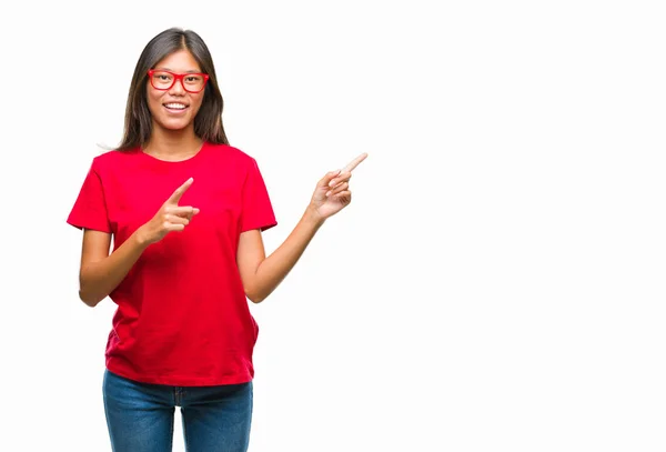 Mladá Asijská Žena Nosí Brýle Izolované Pozadí Úsměvem Při Pohledu — Stock fotografie