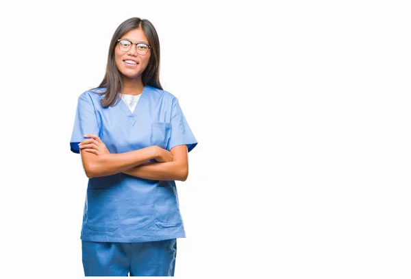 Jovem Asiático Médico Mulher Sobre Isolado Fundo Feliz Rosto Sorrindo — Fotografia de Stock