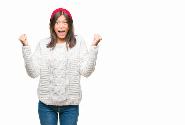 Mujer Asiática Joven Vistiendo Suéter Invierno Sobre Fondo Aislado Celebrando — Foto de Stock