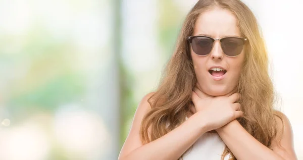 Giovane Donna Bionda Con Gli Occhiali Sole Grida Soffoca Perché — Foto Stock
