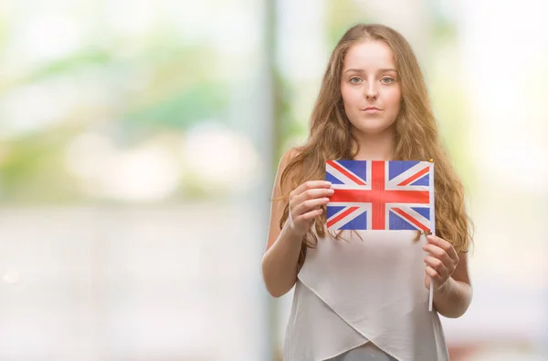 Jeune Femme Blonde Tenant Drapeau Royaume Uni Avec Une Expression — Photo