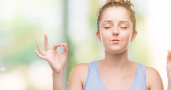 Tânără Blondă Relaxează Zâmbește Ochii Închiși Făcând Gest Meditație Degetele — Fotografie, imagine de stoc