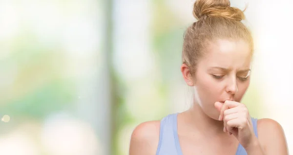 Junge Blonde Frau Fühlt Sich Unwohl Und Hustet Als Symptom — Stockfoto