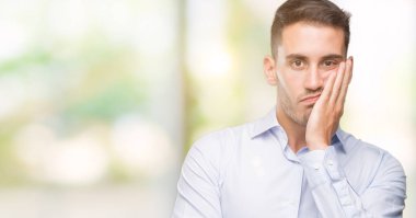 Yakışıklı genç işadamı düşünme seyir yorgun ve sıkılmış çapraz silah depresyon sorunları ile.
