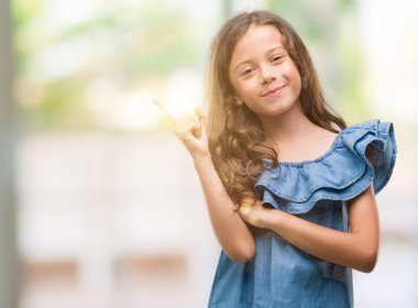 El ve parmak ile tarafına işaret çok mutlu kot elbise esmer Latin kız