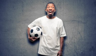 Futbol topu tutan stresli, panik içinde çok korkmuş, bıkkın ve hayal kırıklığına uğramış Afrika siyah adam. Hoş bir jest. İş sataşmak beni çıldırtıyor