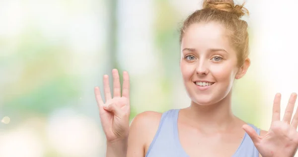 Молодая Блондинка Показывается Показывает Пальцами Номер Девять Улыбаясь Уверенно Счастливо — стоковое фото