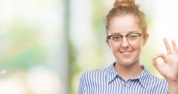 Joven Mujer Negocios Rubia Sonriendo Positiva Haciendo Signo Con Mano —  Fotos de Stock